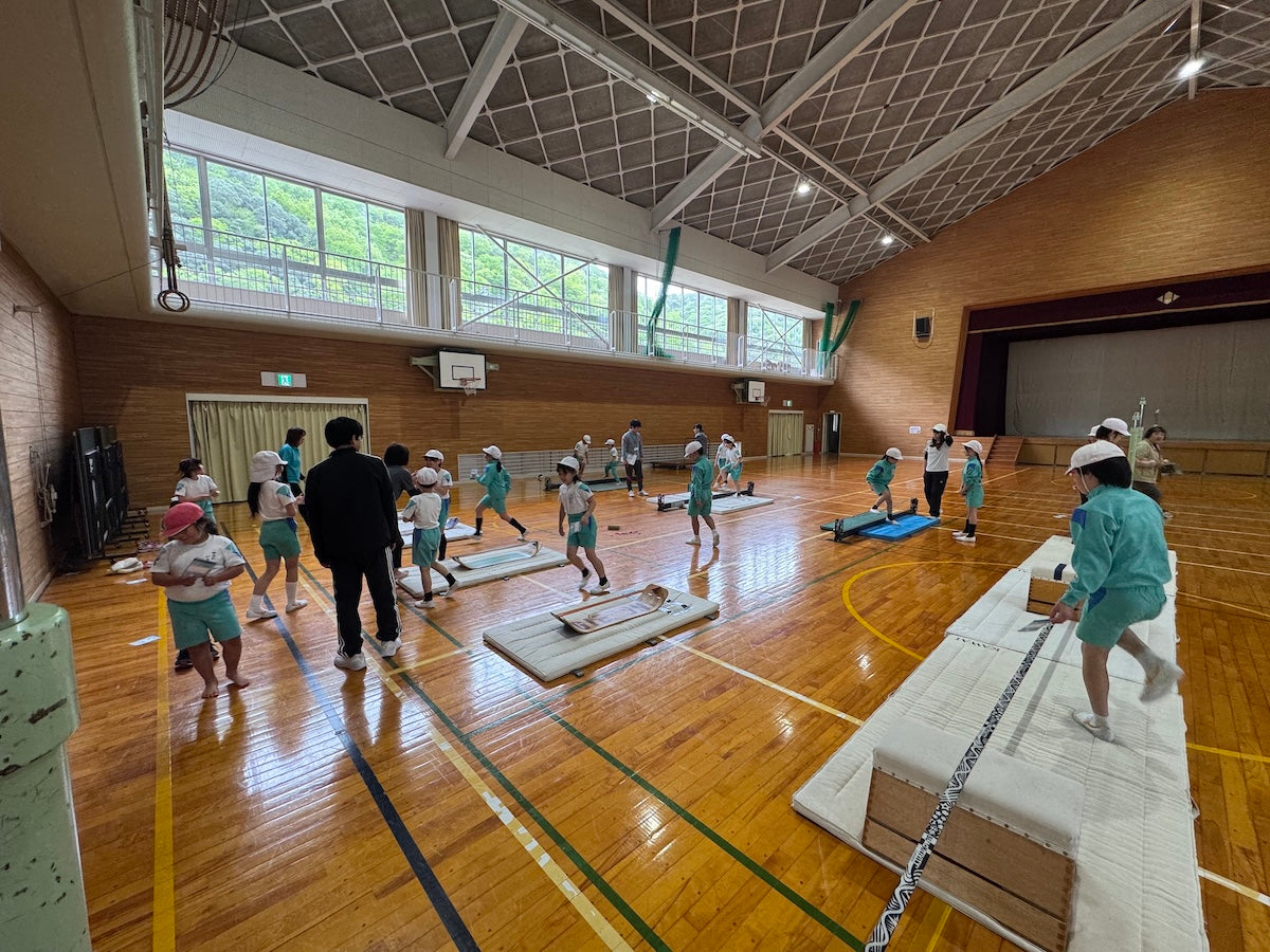 全校生徒20名の小学校でスラックライン体験授業｜岡山県総社市・池田小学校